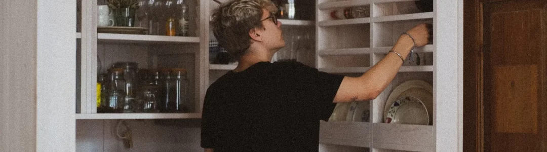 5 CONSEJOS DE ALMACENAMIENTO FURTIVOS PARA ESPACIOS PEQUEÑOS